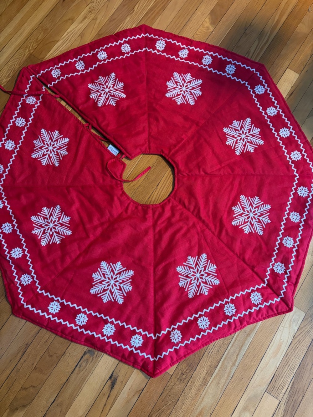 Nicole Miller Home 54โ Red & White Snowflake Christmas Tree Skirt Holiday Decor